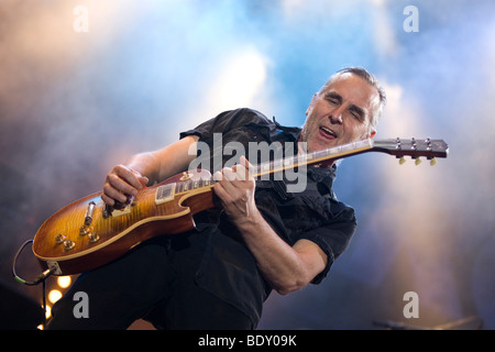 Il chitarrista Fernando von Arb della Swiss rock band live Krokus nella magia della notte sull'Heitere di Zofingen, Svizzera Foto Stock