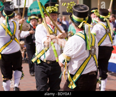 Lunga uomo Morris ballerini a Faversham Festival Hop Foto Stock