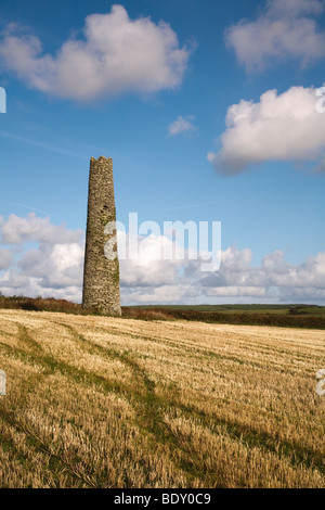 A ruined chimney stands isolated in the landscape of Cornwall, UK Foto Stock