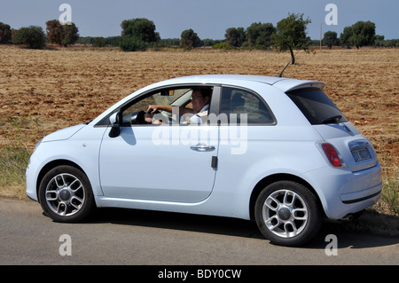 Uomo alla guida di noleggio-auto sulla strada, provincia di Bari, Puglia, Italia Foto Stock