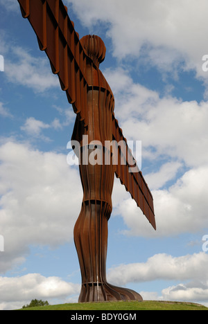 'Angelo del Nord' con lo scultore britannico Antony Gormley. Gateshead, Tyne and Wear, Inghilterra. Foto Stock