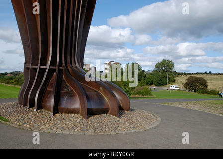 I piedi del 'Angelo del Nord' con lo scultore britannico Antony Gormley. Gateshead, Tyne and Wear, Inghilterra. Foto Stock