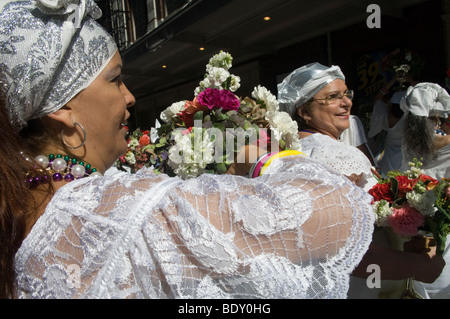 Brasiliano di ballerini e musicisti in join il Lavagem de Rua 46 (pulizia del 46th Street) processione in New York Foto Stock