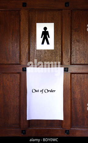 Pic da Mark Passmore. 05/09/2009. Fuori ordine cartello sulla porta della toilette mens Foto Stock