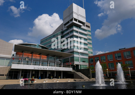 La moderna architettura di kitchener municipio edifici con piscina e fontana Foto Stock