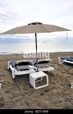 Canet-en-Roussillon, Francia, Sedie lounge sull'Oceano Mediterraneo ombrelloni da spiaggia vicino Perpignan, ombrelloni Foto Stock