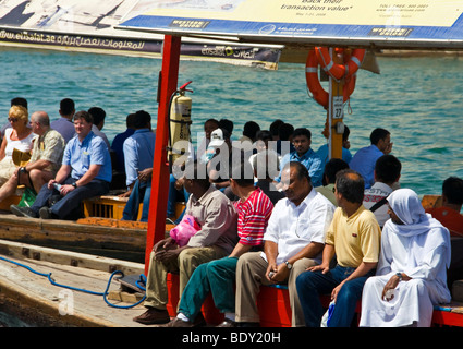 Passeggeri in barche Dhow in Dubai Creek Foto Stock