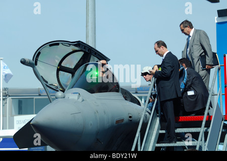 Il francese jet da combattimento Dassault Rafale B in aria la dimostrazione. Parigi Le Bourget 2009 airshow. Gruppo di uomini di affari di discutere Foto Stock