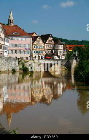 Vista dal fiume Kocher verso le case colorate nella città di Schwaebisch Hall, Baden-Wuerttemberg, Germania, Europa Foto Stock