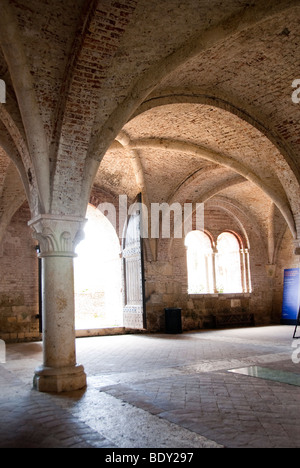 Capitolo casa di San Galgano del XII secolo Abbazia fondata dal francese monaci cistercensi vicino Siena, ora con il tetto ceduto. Foto Stock