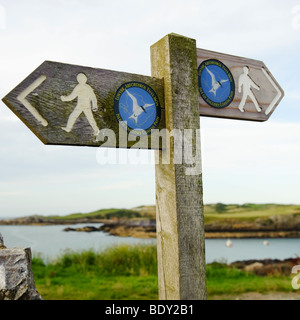 Segnaletica per l'isola di Anglesey sentiero costiero, Cemaes Bay, Ynys Mon, Galles del Nord, Regno Unito Foto Stock