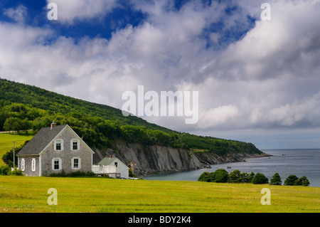 Casa nel piccolo villaggio di capstick presso la punta nord di Cape Breton Island Nova Scotia sulla costa dell'oceano Atlantico con scogliere sul mare Foto Stock