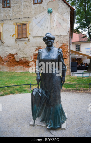 Meridiana e la statua in bronzo di una donna nel XIX secolo abito portando un ombrello a Tkalciceva ulica, Tkalciceva Street, Gornji Foto Stock