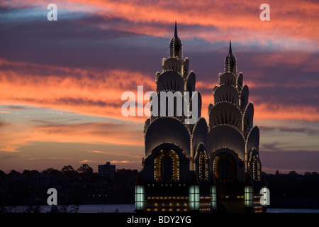 Torri di entrata al Luna Park parco dei divertimenti di Sydney in Australia. Foto Stock