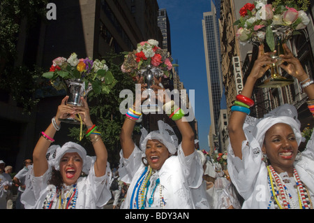 Brasiliano di ballerini e musicisti in join il Lavagem de Rua 46 (pulizia del 46th Street) processione in New York Foto Stock