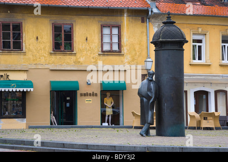 La inclinazione statua del poeta, scrittore August Senoa, Vlaska Ulica, Vlaska Street, Gornji Grad Zagreb, Croazia, Europa Foto Stock