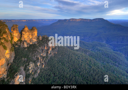 Formazione rocciosa Tre Sorelle, Jamison Valley, il Parco Nazionale Blue Mountains, Nuovo Galles del Sud, Australia Foto Stock