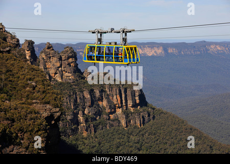 Scenic Skyway funivia da Scenic World complessi di fronte alla formazione rocciosa Tre Sorelle, Jamison Valley, Mounta blu Foto Stock