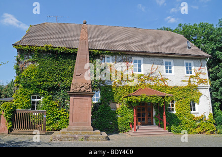 Brueck storica taverna, la pace di pietra, obelisco, Amoeneburg, Kassel, Hesse, Germania, Europa Foto Stock