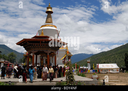 Luna nuova festeggiamenti presso il National Memorial Chorten per il terzo re a Thimphu Bhutan dopo l'eclisse solare totale. Foto Stock