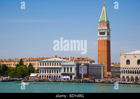 Vista su Piazza San Marco con il Campanile, il campanile di San Marco e il Palazzo Ducale, il Palazzo dei Dogi, dal Bacino di San Foto Stock