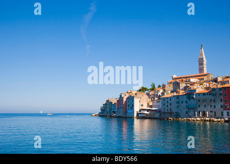 Rovigno centro storico, visto dal molo del porto meridionale, Rovigno, Istria, Croazia, Europa Foto Stock