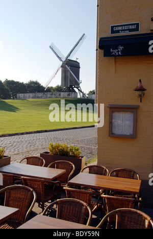 Sint Janshuismolen Mulino a vento, a Bruges, Belgio. Foto Stock