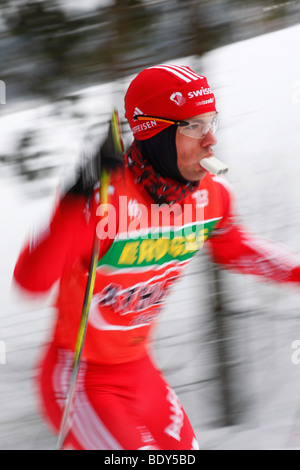 Biatleti durante la formazione di uomini e di aria più calda in bocca per proteggere i suoi tubi bronchiali contro il freddo mondo Biathlon Cu Foto Stock