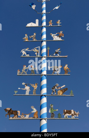 Maypole con rappresentazioni di lavoro e tempo libero, Lindberg vicino a Zwiesel, Foresta Bavarese, Bassa Baviera, Baviera, Germania, Euro Foto Stock