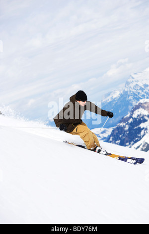 Uomo in marrone-beige outfit carving. Foto Stock