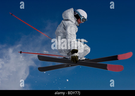 Uomo in bianco e grigio camo suit grabbing. Foto Stock