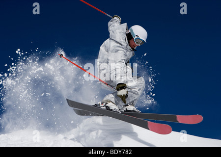 Uomo in bianco e grigio tuta mimetica fuori pista. Foto Stock