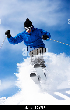 Uomo in blue & black suit fuori pista. Foto Stock