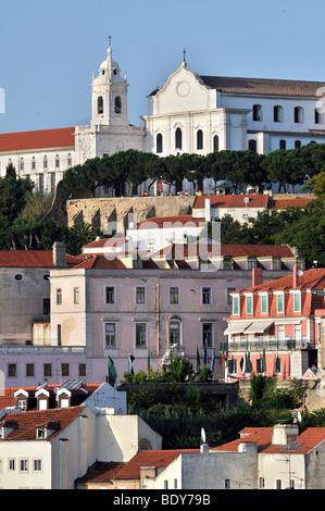 Vista della Igreja da Graca chiesa nel quartiere di Alfama, Lisbona, Portogallo, Europa Foto Stock