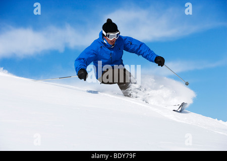 Uomo in blu e nero vestito girando. Foto Stock