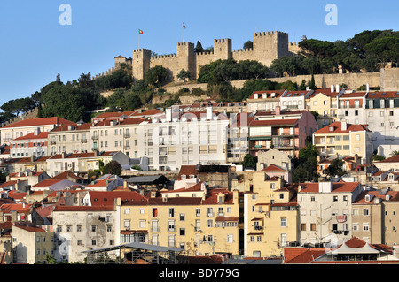 Vista del Castelo de Sao Jorge, castello fortezza moresca, dall'Elevador Santa Justa Elevator, Lisbona, Portogallo, Europa Foto Stock