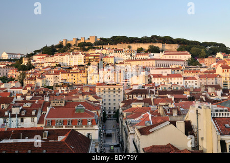 Vista del Castelo de Sao Jorge, castello fortezza moresca, e il quartiere di Baixa dall'Elevador Santa Justa Elevator Lisbo Foto Stock