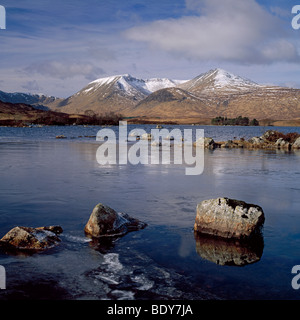 Rannoch Moor, Scozia, vista da ovest a Monte Nero su Lochan Na H'Achlaise, inverno, la neve e il gelo Foto Stock