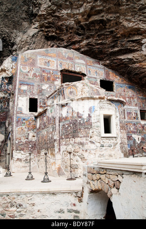 Diruta chiesa con resti di antichi affreschi nel monastero di Sumela vicino a Trabzon, Turchia Foto Stock