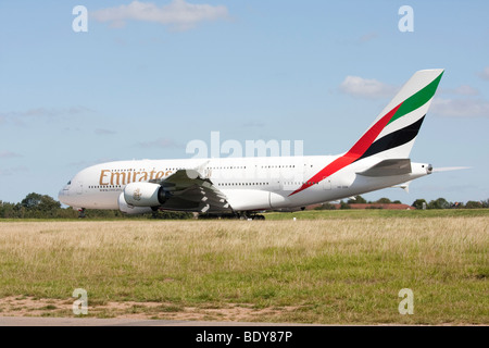 Emirates Airline A380 Airbus sulla pista presso l'Aeroporto Internazionale di Birmingham dopo lo sbarco Foto Stock