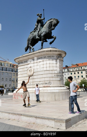 Guidatore di skateboard di fronte alla statua equestre di re Dom Joao I, Praca da Figueira square, il quartiere di Baixa, Lisbona, Portogallo Foto Stock