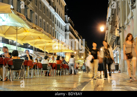 Street restaurant e turisti su Rua Augusta di notte, pedonale e dello shopping, il quartiere di Baixa, Lisbona, Portogallo, Europa Foto Stock