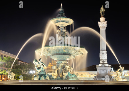 Fontana di bronzo e la statua del re Pedro IV nella Piazza Praça Rossio di notte, quartiere Baixa, Lisbona, Portogallo, Europa Foto Stock