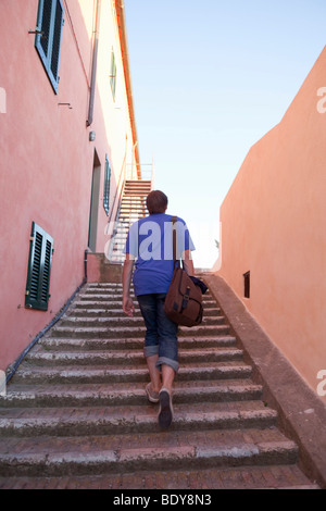 L'uomo camminare su per le scale di pietra Foto Stock