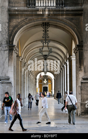 Le arcate del Ministero della giustizia, Praca do Comercio square, il quartiere di Baixa, Lisbona, Portogallo, Europa Foto Stock