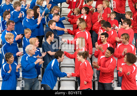 Rivale ventole alla partita di calcio Foto Stock