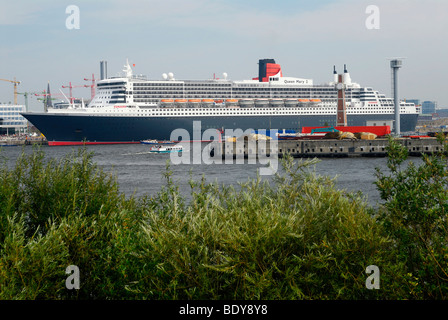 Nave da crociera Queen Mary 2 in corrispondenza del centro della crociera ad Amburgo, Germania, Europa Foto Stock