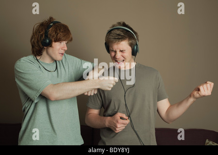 Ragazzi suonare chitarre di aria Foto Stock