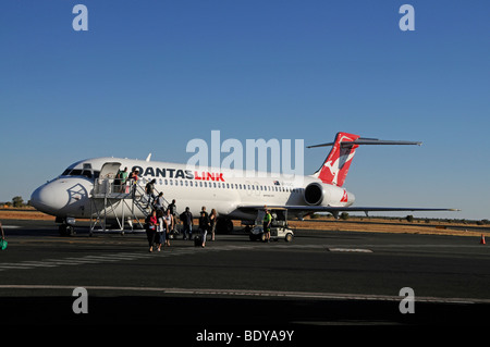 Un Boeing 717 Qantas Link all aeroporto di Alice Springs, nel nord del territorio,rosso centro,l'Australia Foto Stock