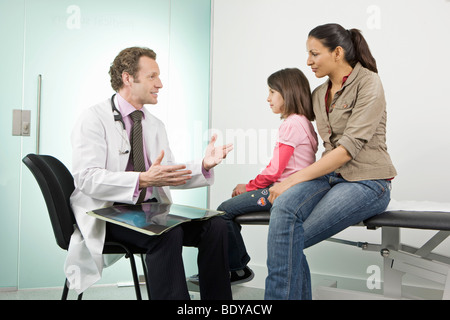 Medico maschio controlla una mano di pazienti Foto Stock